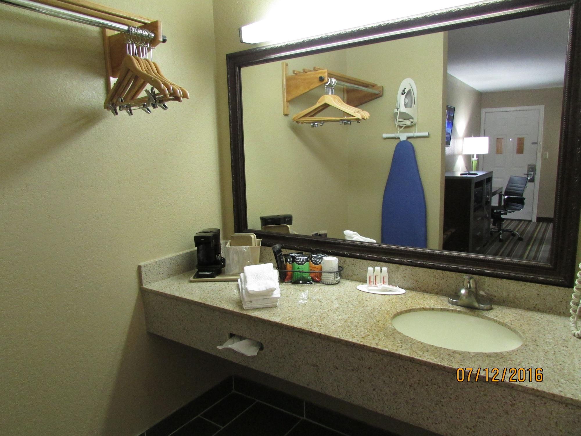 Super 8 By Wyndham Kingsville Exterior photo