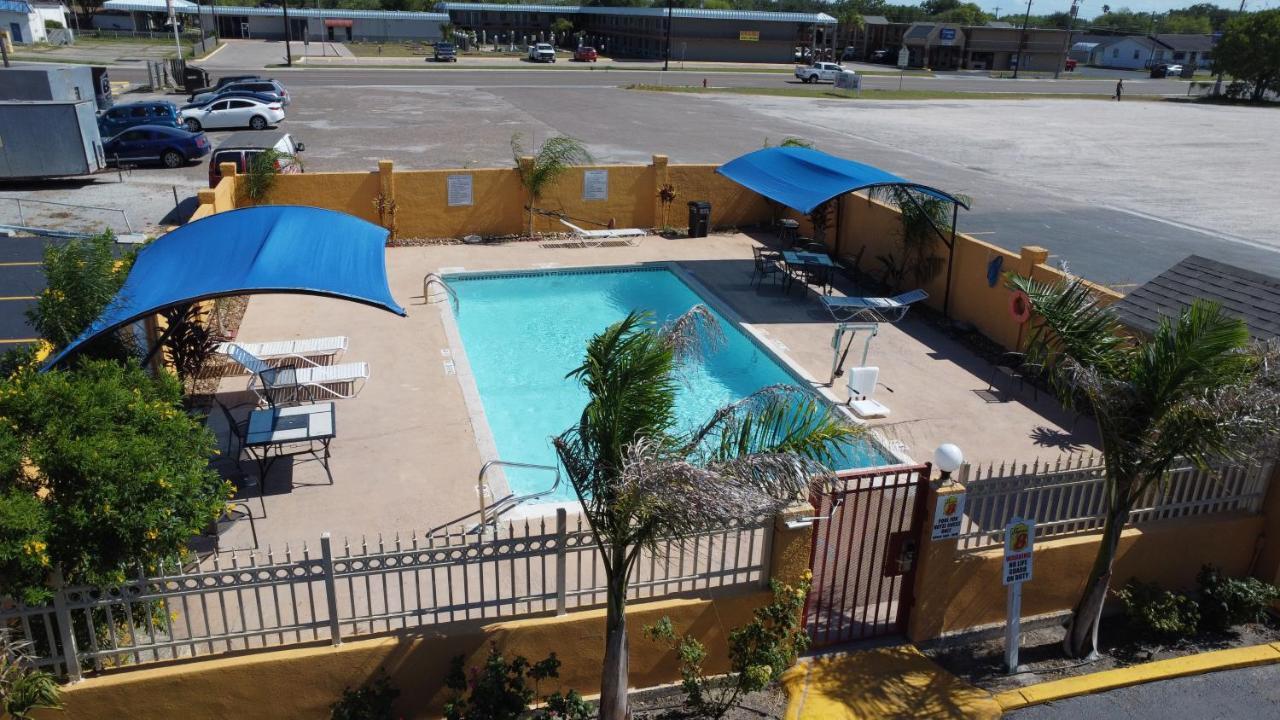 Super 8 By Wyndham Kingsville Exterior photo