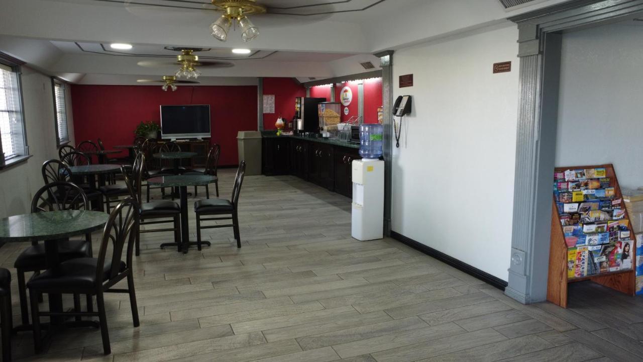 Super 8 By Wyndham Kingsville Exterior photo