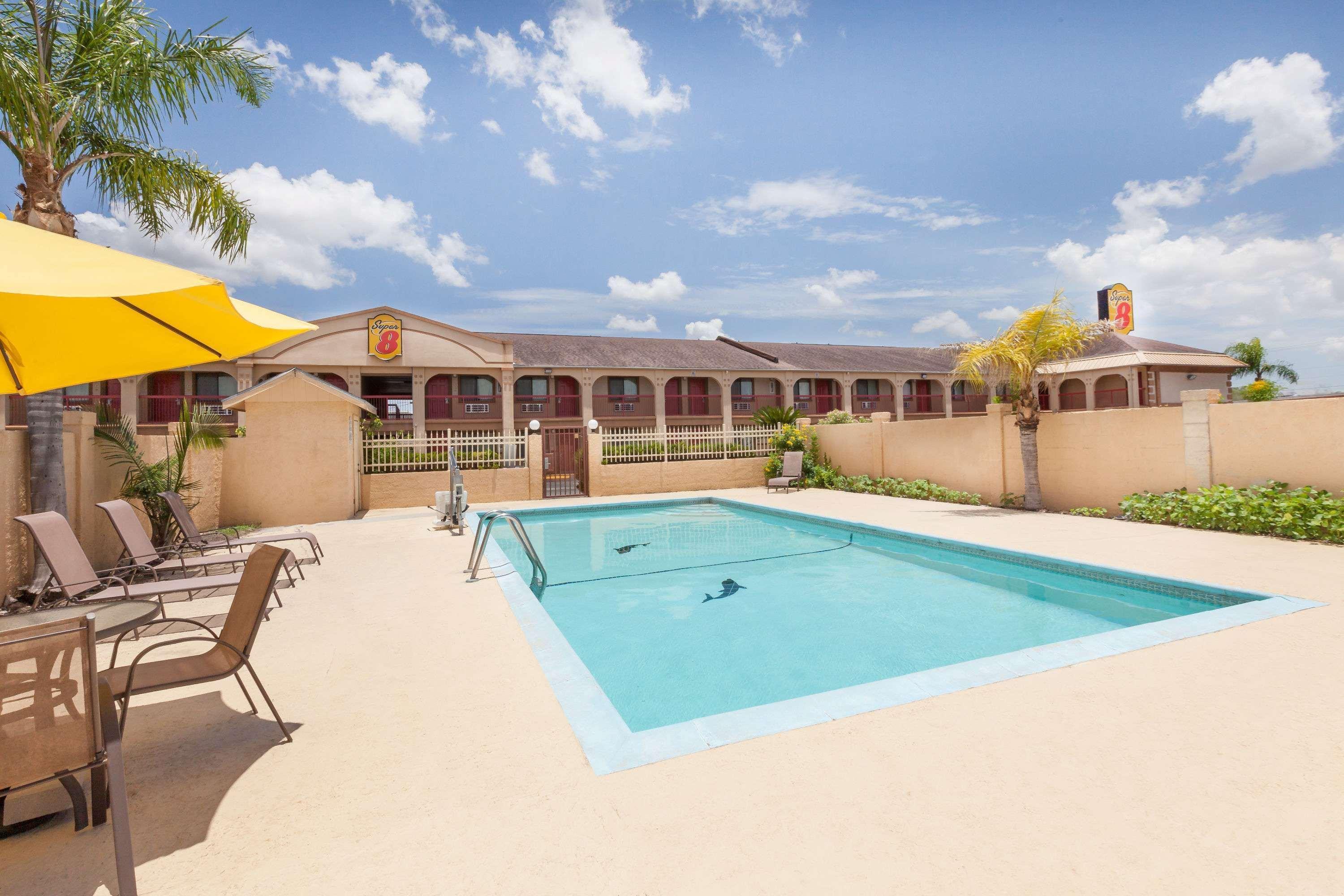 Super 8 By Wyndham Kingsville Exterior photo