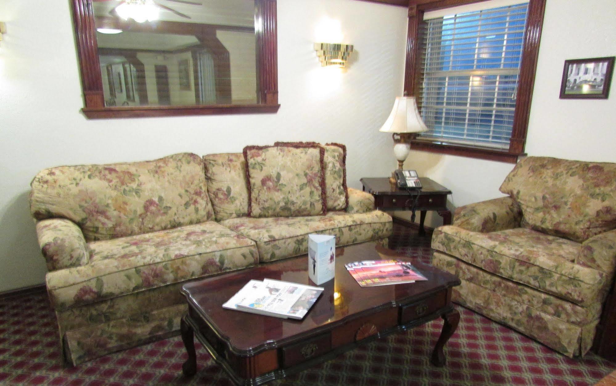 Super 8 By Wyndham Kingsville Exterior photo