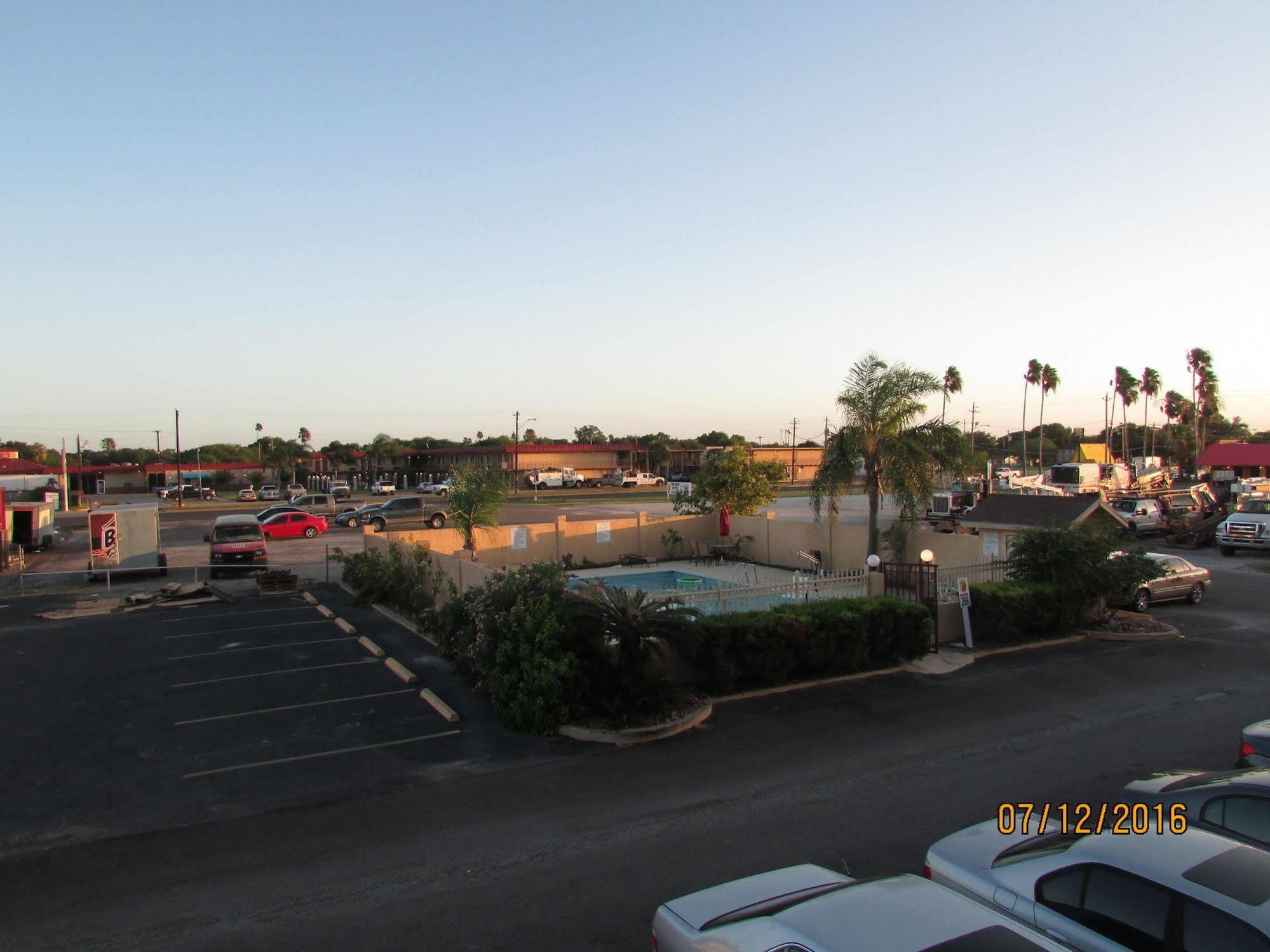 Super 8 By Wyndham Kingsville Exterior photo