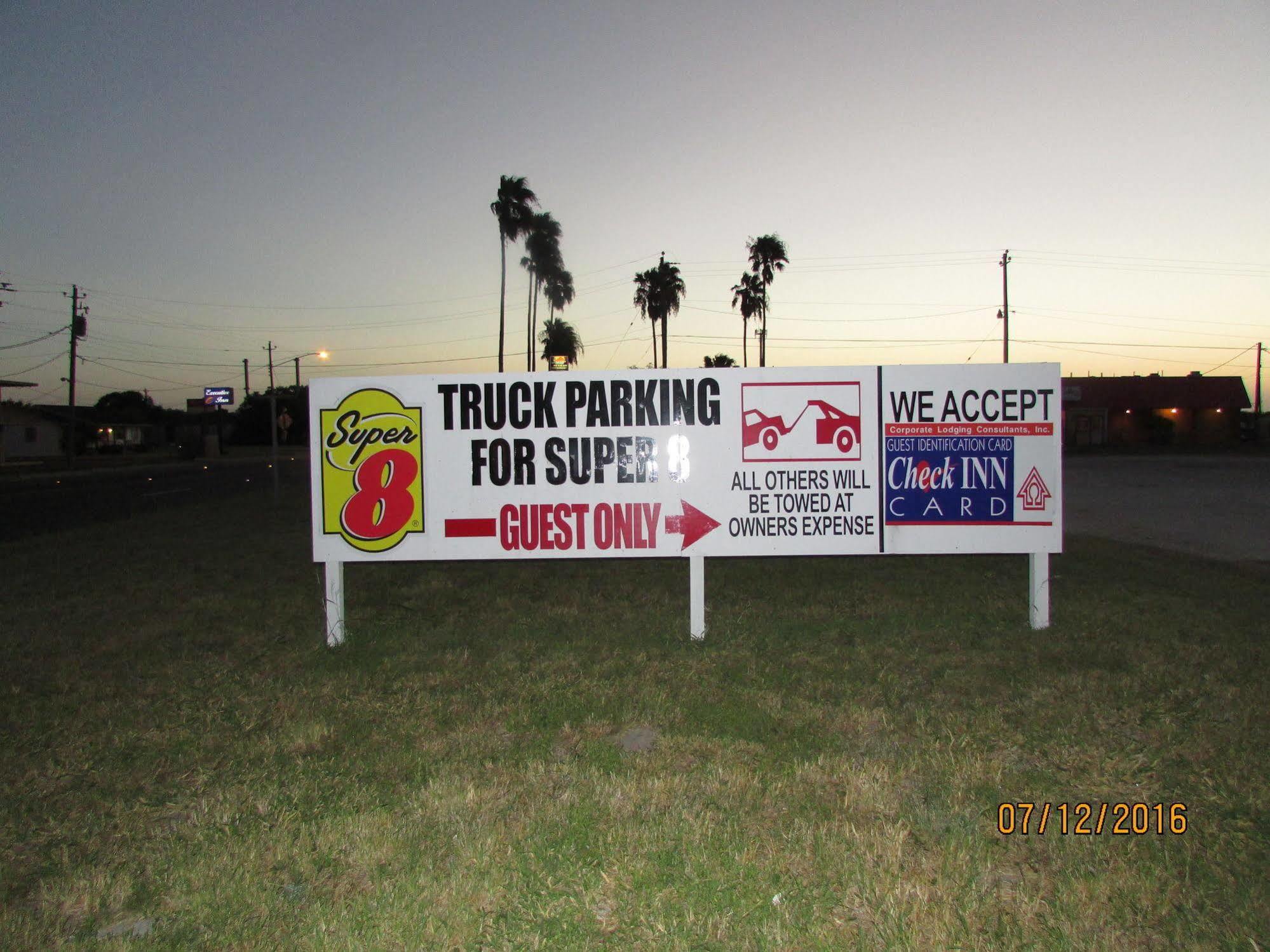 Super 8 By Wyndham Kingsville Exterior photo